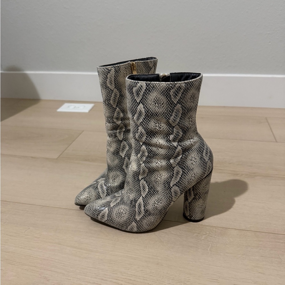 Chic Snakeskin Patterned Heeled Boots